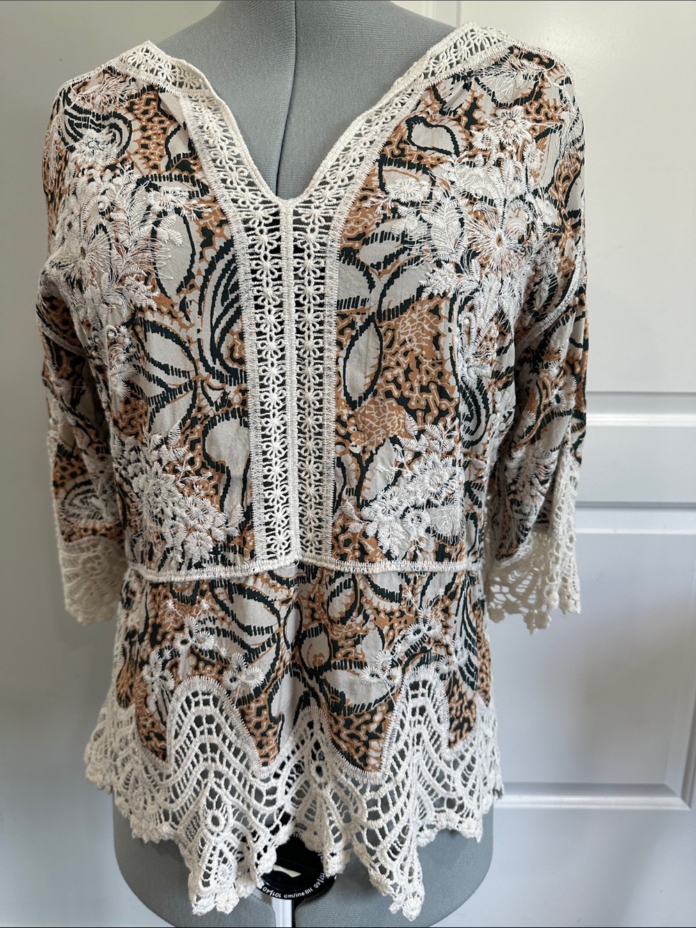 Democracy boho blouse Lace-Trim Floral V-Neck Tunic size PL 100% rayon